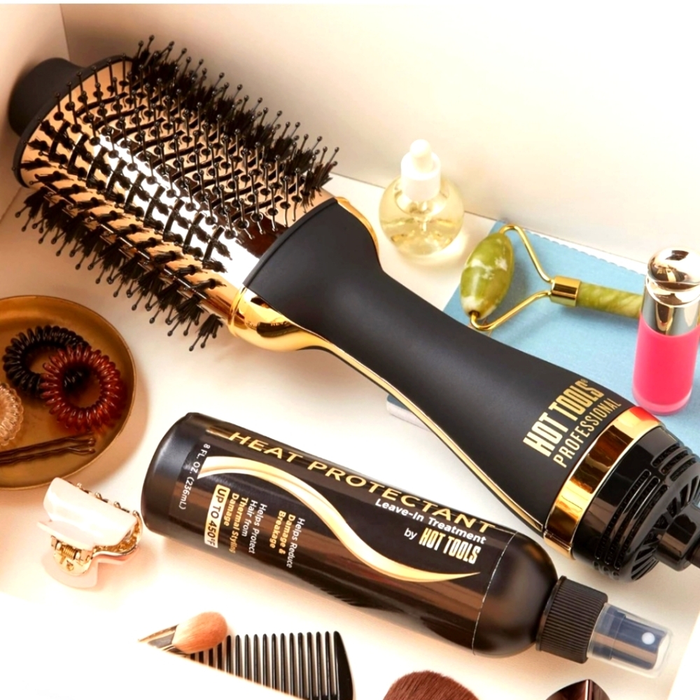 Hot Tools Profesional Hair Straightening Brush. Black and gold. Works perfectly.
